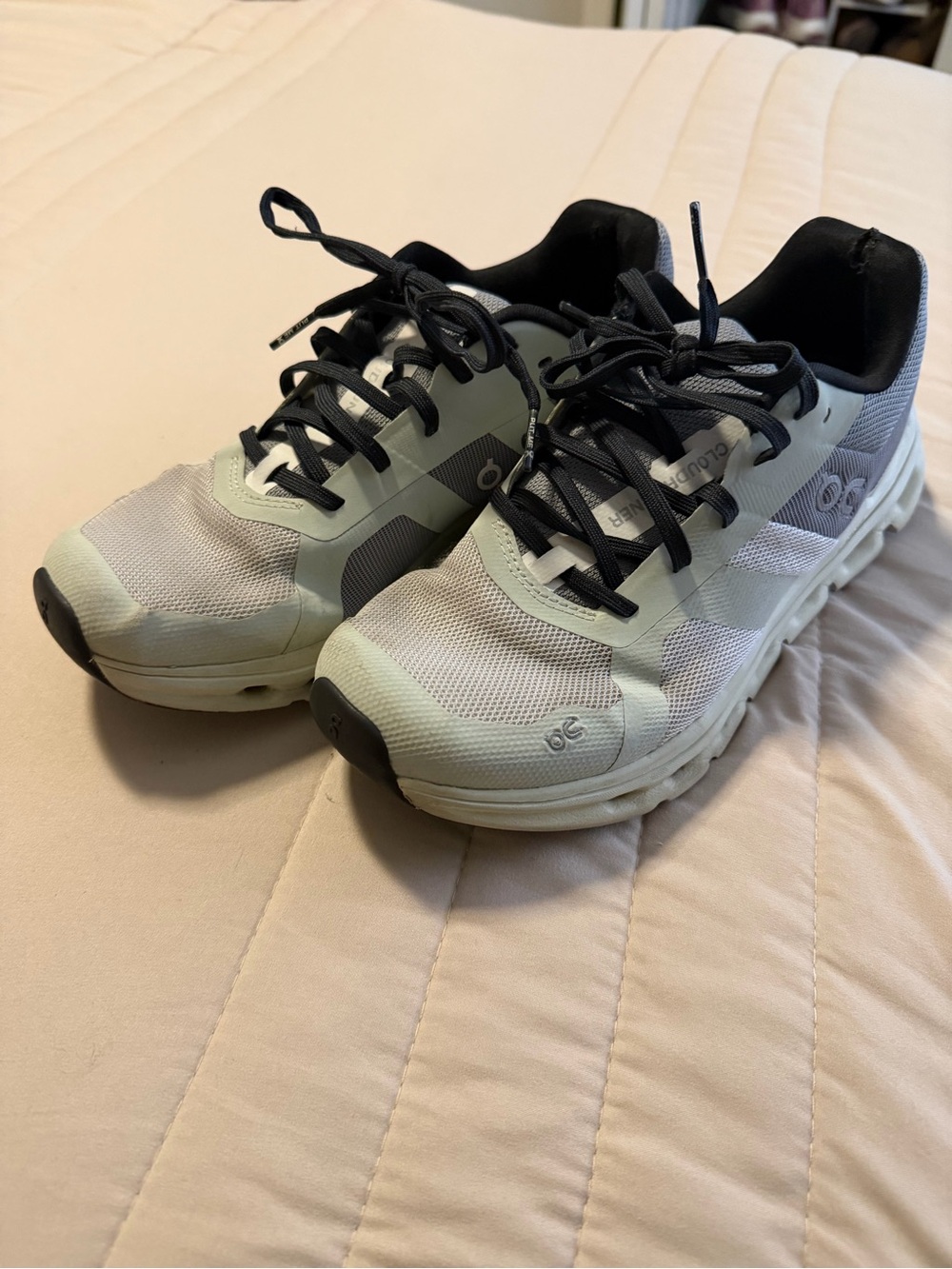On cloud Women's Athletic Sneakers size 7 in Light Gray, mint green